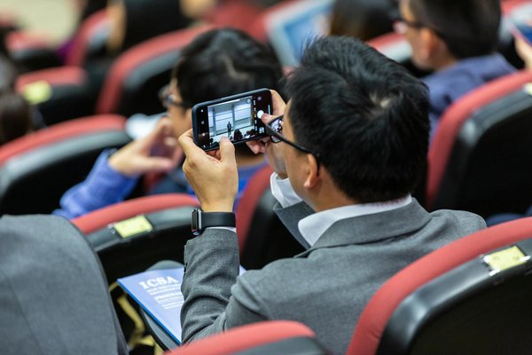 How are UK smartphones enhancing mobile payment systems?